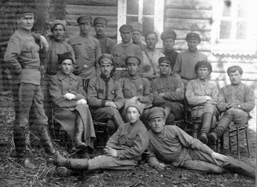 Mars 1920, la ville biélorusse de Propoisk (aujourd'hui Slavgorod), un groupe de peintures du 115e bataillon distinct des troupes de VOKhR du NKVD de la RSFSR.