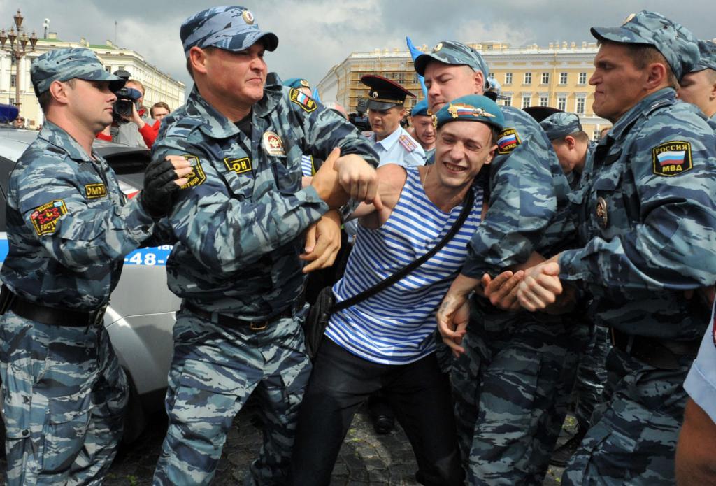 La police sauve un gay