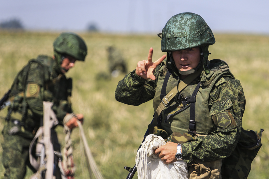 Les soldats prennent des photos