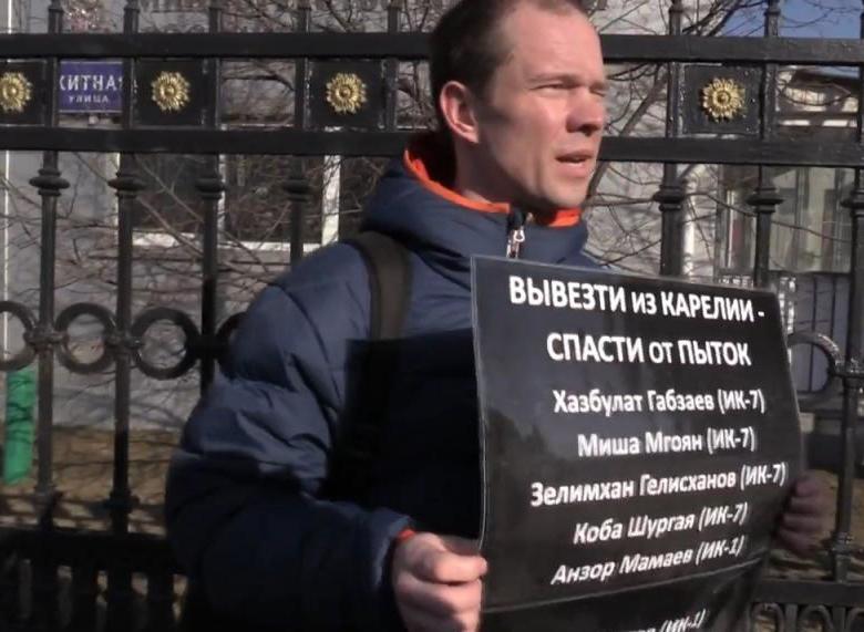 Ildar Dadin avec une affiche