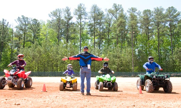 Adultes et enfants en VTT