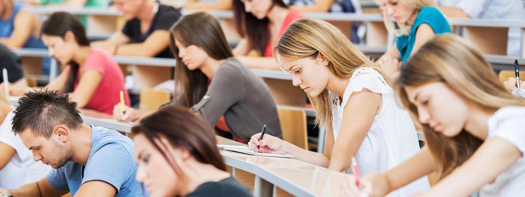 Écoliers à l'école