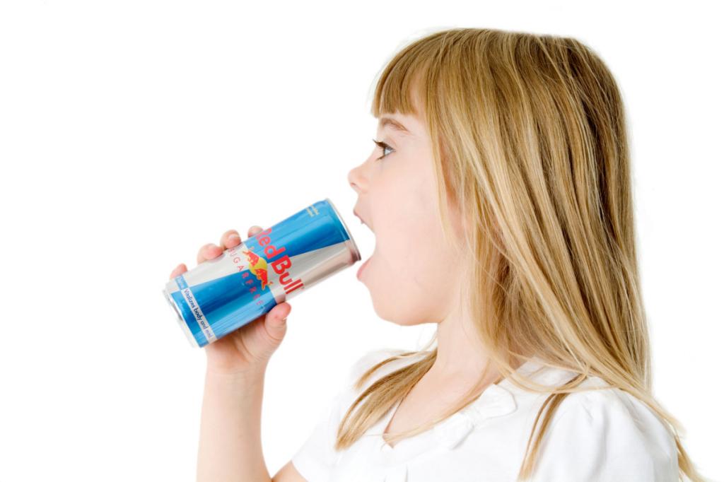 Enfant boit de l'énergie