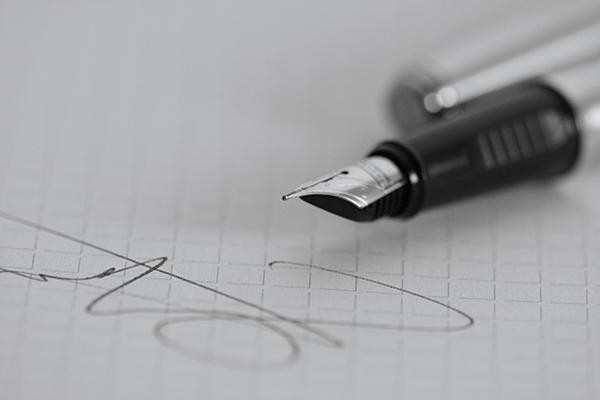 signature de documents au stylo noir ou bleu
