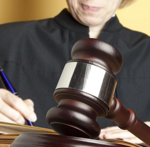 tribunal et procès