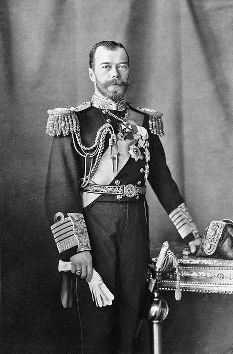 l'introduction de tribunaux militaires pour les révolutionnaires