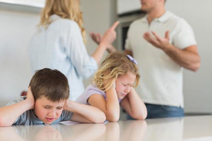 père a pris l'enfant de sa mère