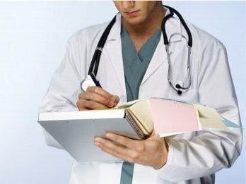 Un stage est-il inclus dans l'expérience médicale d'un médecin?