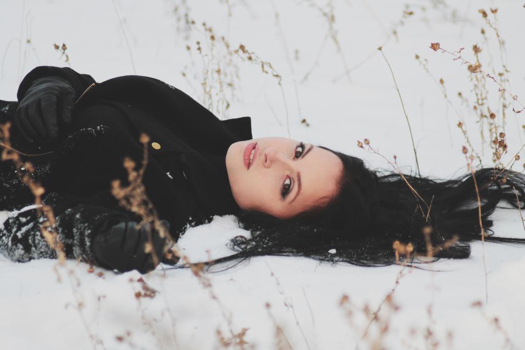 Adolescent en promenade d'hiver