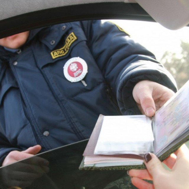 Présentation de documents à un agent de la circulation
