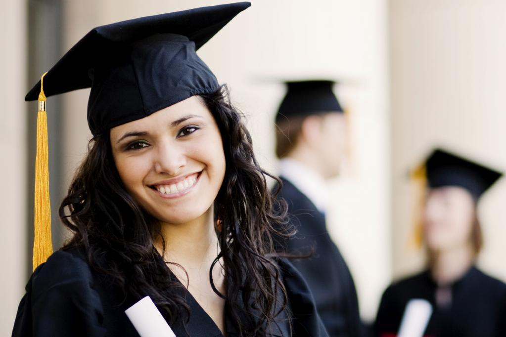 fille diplômée ou diplômée de l'université