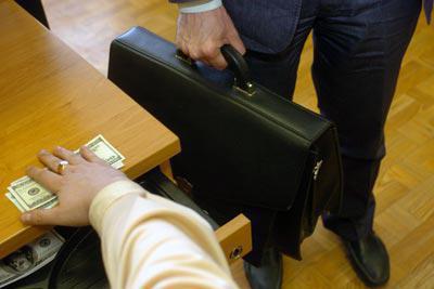  abus de pouvoir Article 285 UK