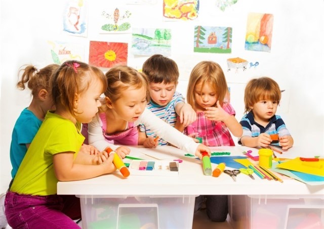 À quel âge sont-ils conduits à la maternelle pendant une journée complète?