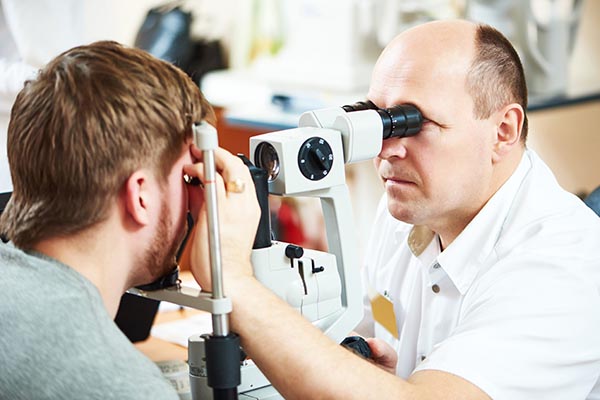 examen de la vue chez un homme