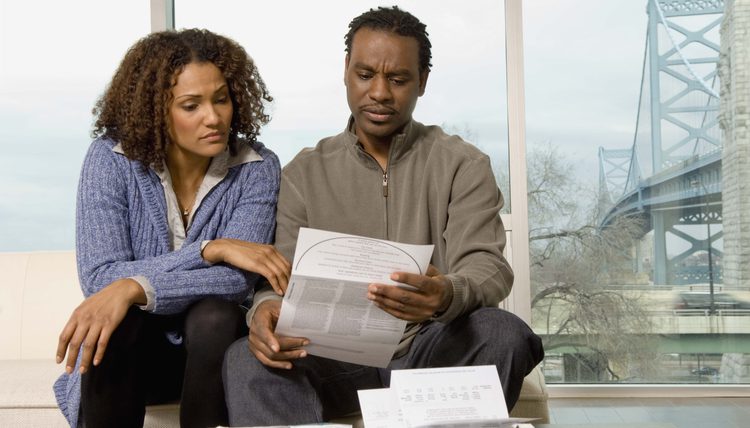 les conjoints envisagent un contrat de prêt