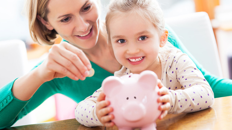 maman et sa fille reconstituer la tirelire