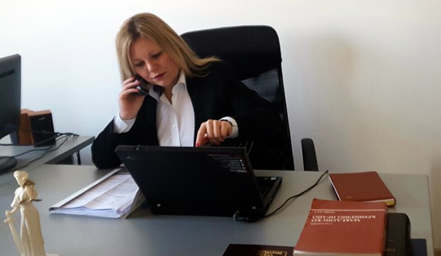 avocat travaille avec des documents