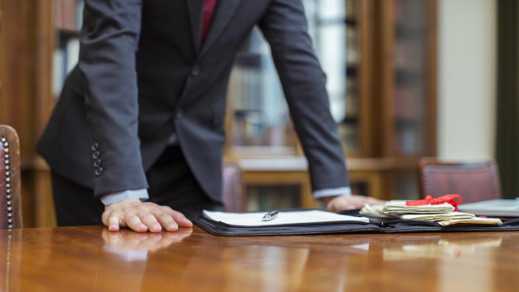 un conseiller juridique établit un contrat