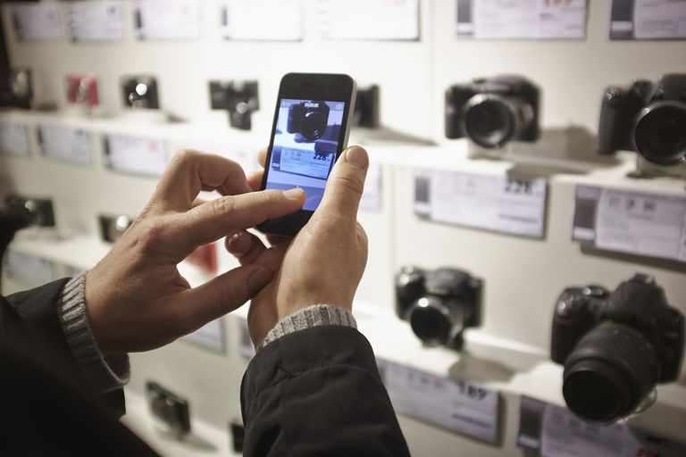 un homme prend des photos dans un magasin