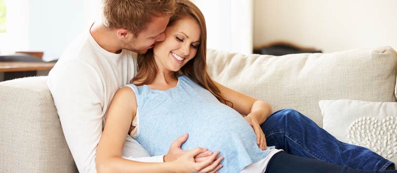 un homme attend la naissance d'un bébé