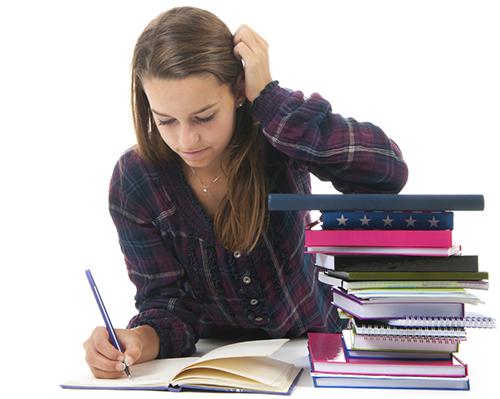 fille qui étudie dans deux universités