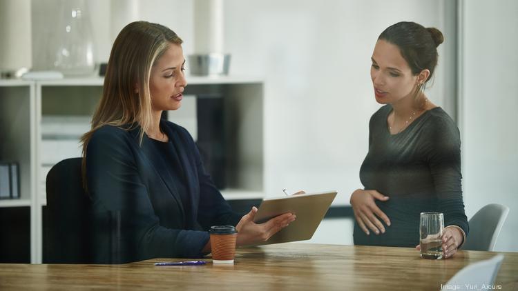 femme enceinte à la recherche de travail