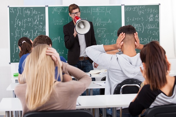 enseignant crie aux étudiants