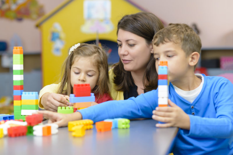 enfants à la maternelle