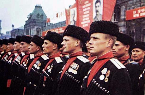 Cosaques et Russes. Des comparaisons