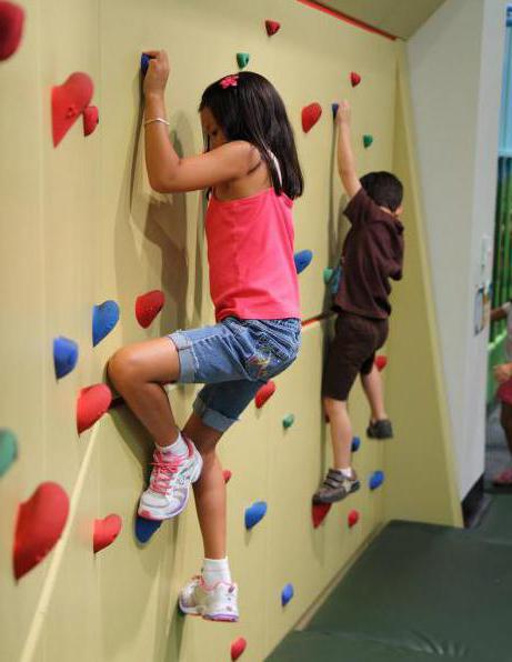 mur d'escalade pour enfants à Moscou