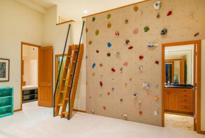 mur d'escalade à la maison pour les enfants