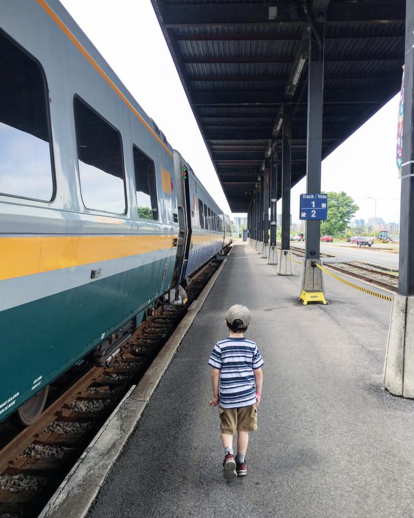 Enfant sur le quai