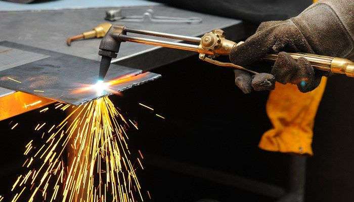 travail soudeur électrique au gaz