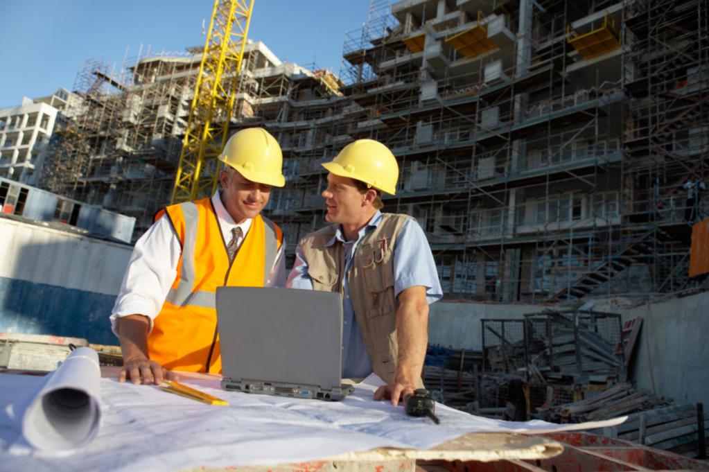 ingénieur supervision technique pendant le travail