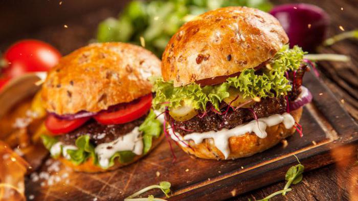 Burgers autour de l'horloge Moscou