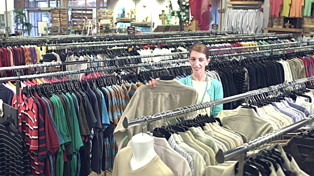 fille dans un magasin de vêtements