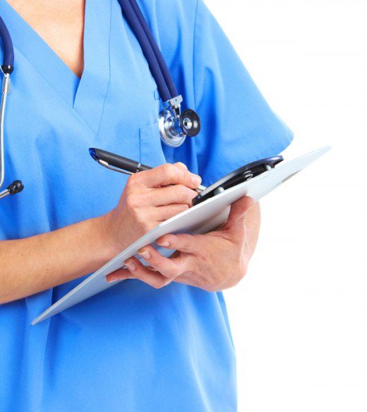 médecin écrit un congé de maladie