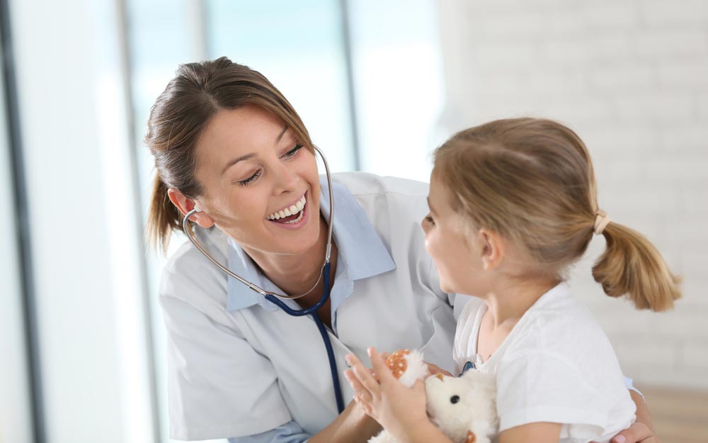 médecin écoute un enfant