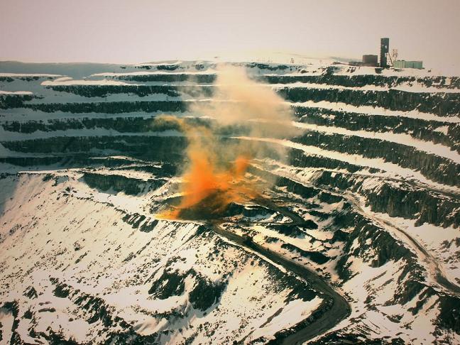 le dynamitage dans une carrière pollue l'atmosphère