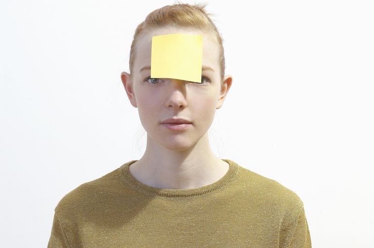 homme avec une note collée sur son front