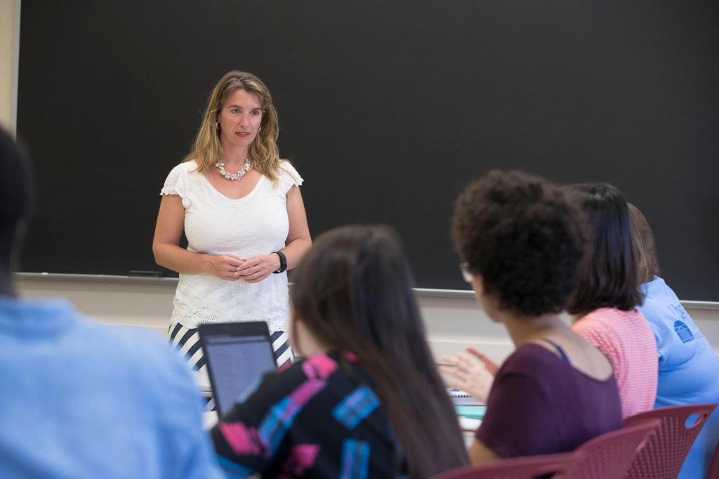 enseignant devant des étudiants