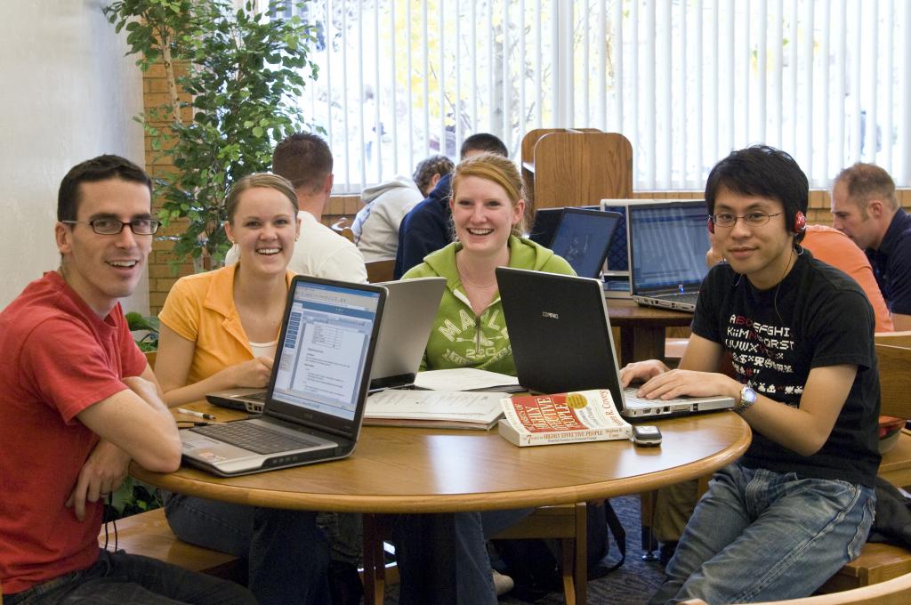 jeunes avec ordinateurs