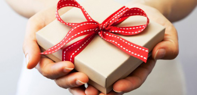 cadeau en main