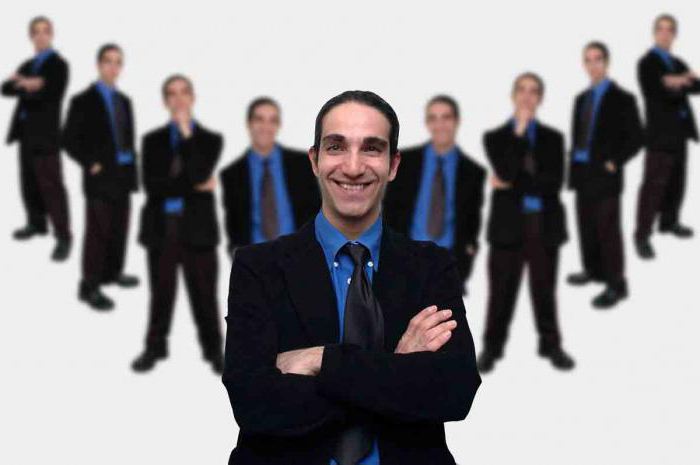 qui effectue le briefing initial sur le lieu de travail