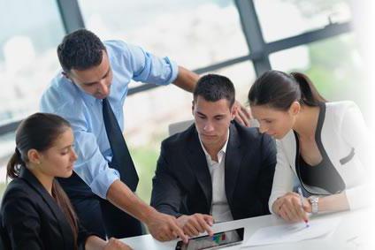 qui effectue une formation non planifiée sur le lieu de travail