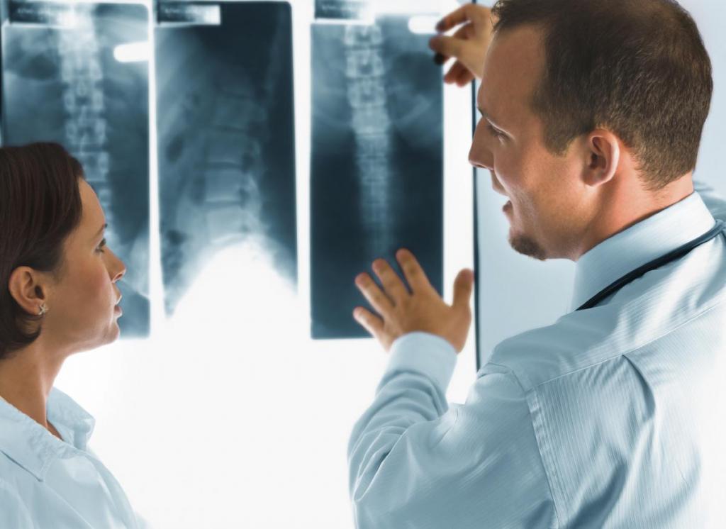 Assistante de laboratoire de radiologie au travail