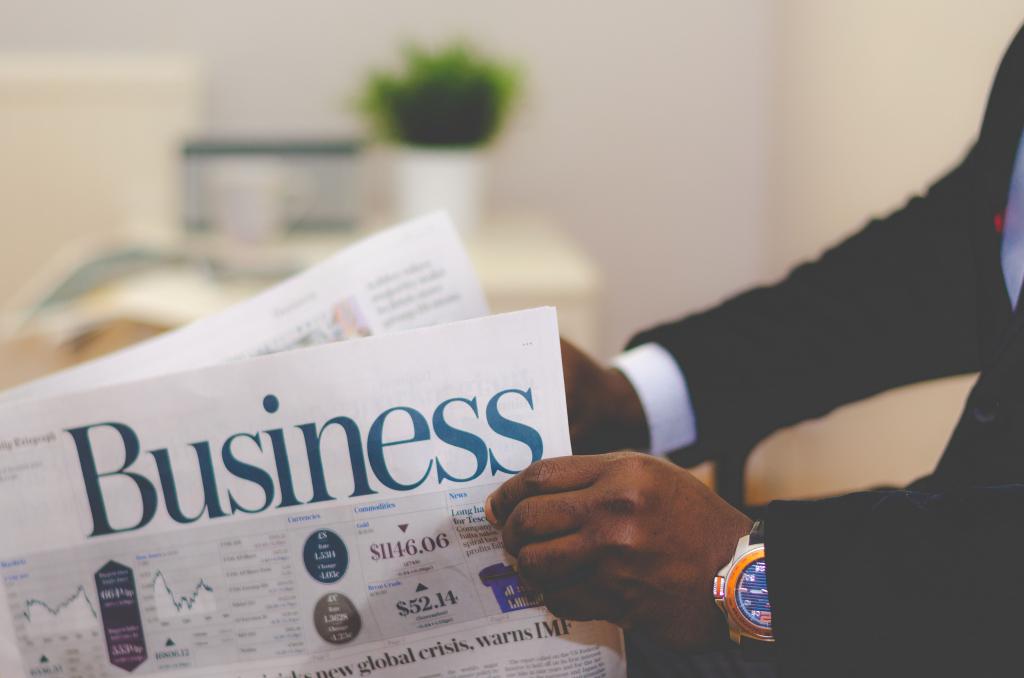 Journal entre les mains d'un homme d'affaires