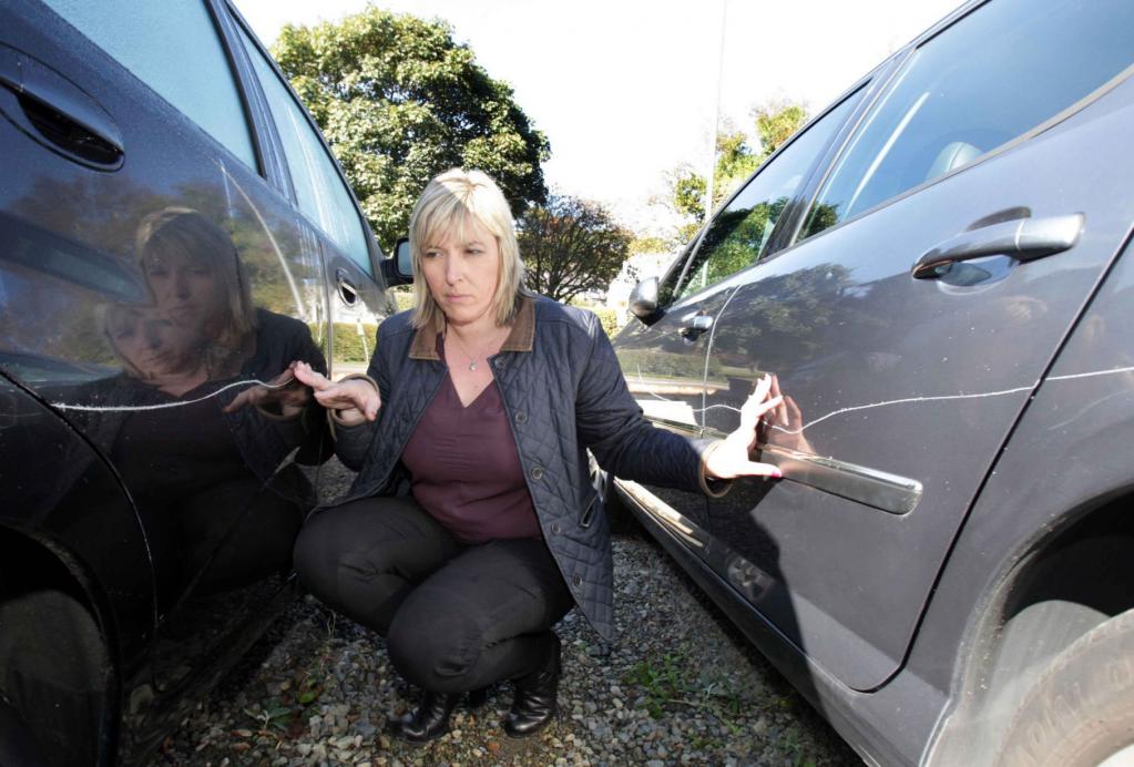 le concierge a gratté la voiture dans la cour quoi faire