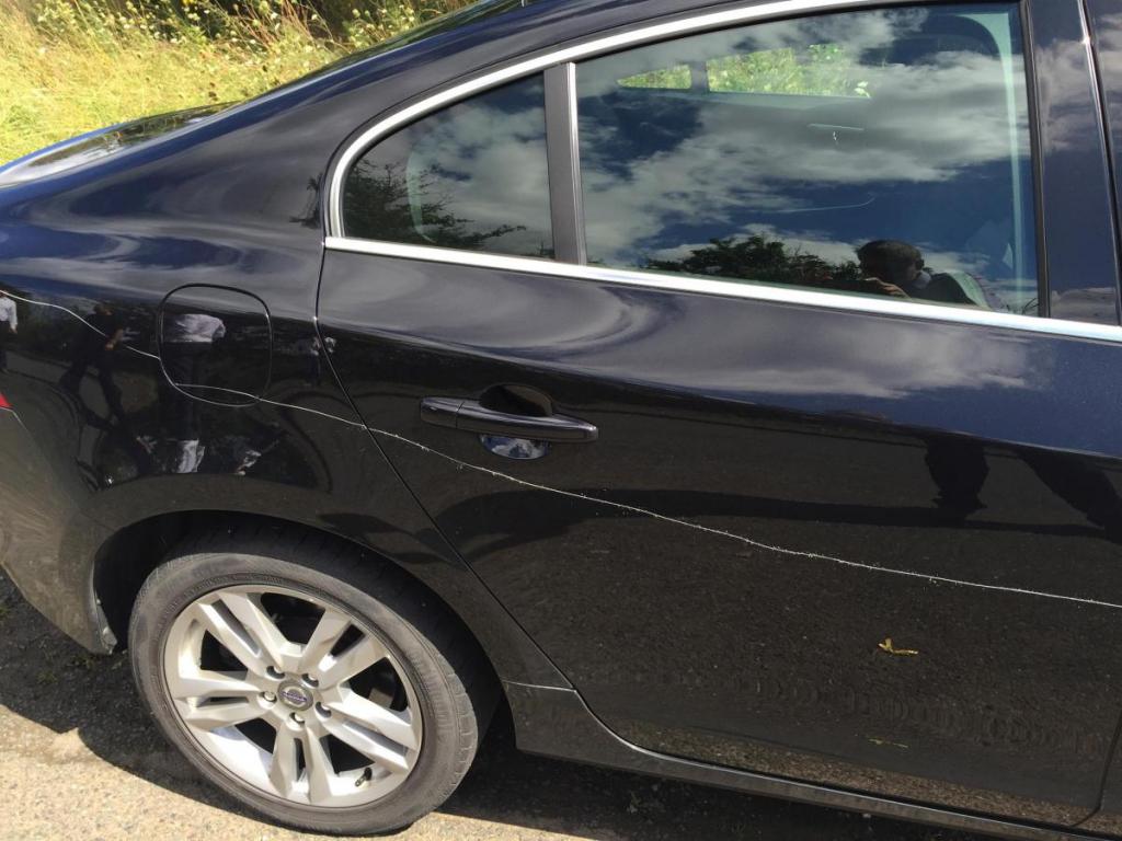 gratté la voiture dans la cour avec une clé quoi faire