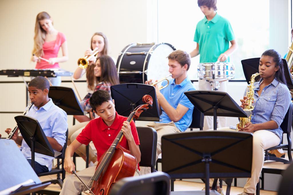 les enfants jouent des instruments de musique